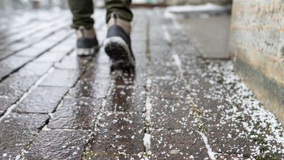 Śnieg i marznące opady. Na drogach i chodnikach może być ślisko 