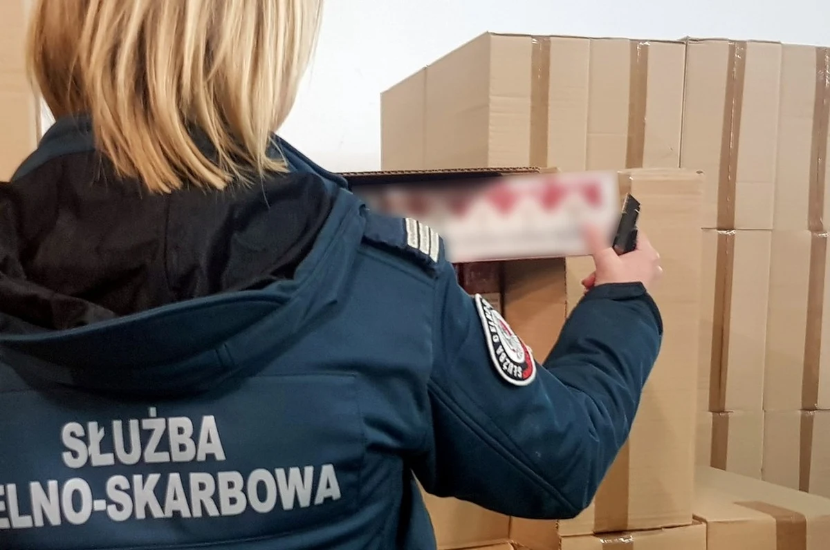 Przemyt 520 tys. paczek papierosów udaremnili podlascy celnicy. Kontrabanda była ukryta w ciężarówce zatrzymanej do kontroli na granicy polsko-litewskiej w Budzisku. Kierowca deklarował, że wiezie do Francji ładunek torfu.