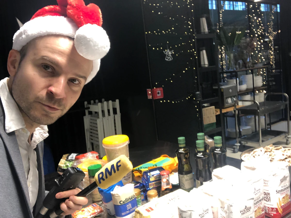 To już kolejny dzień, w którym reporter RMF FM Michał Dobrołowicz, sprawdza, jak w praktyce wygląda i z czym wiąże się dorywcza praca przed Świętami Bożego Narodzenia. Przedwczoraj nasz dziennikarz wcielił się w rolę świętego Mikołaja w szkole podstawowej. Wczoraj był Elfem, czyli pomocnikiem św. Mikołaja. Dzisiaj czas na spotkanie z dorosłymi w roli świętego Mikołaja i udział w przedświątecznych warsztatach kulinarnych w Warszawie.  