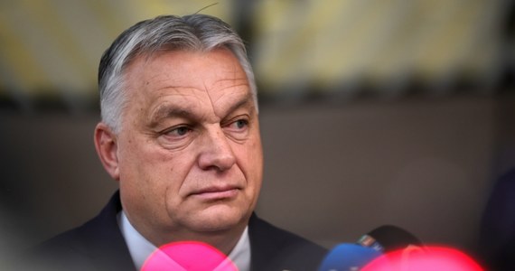 Viktor Orban tłumaczy wstrzymanie się od głosu w sprawie rozpoczęcia unijnych negocjacji akcesyjnych z Ukrainą. "Nie chciałem brać udziału w tej złej decyzji, więc wolałem opuścić salę" – mówił prezydent Węgier w porannym wywiadzie dla publicznego Radia Kossuth. "Rozpoczęcie przez Unię Europejską negocjacji akcesyjnych z Ukrainą jest błędem; w razie konieczności Budapeszt będzie mógł zablokować ten proces" – zadeklarował przywódca. 
