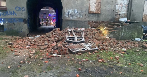 Katastrofa budowlana w Bytomiu. Wieczorem runęła tam ściana pustostanu. Konieczna była ewakuacja mieszkańców dwóch sąsiednich budynków.