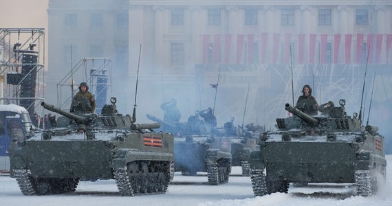 Według źródeł wywiadu USA siły Kijowa zniszczyły 90 proc. armii rosyjskiej, która wkroczyła na Ukrainę w lutym 2022 roku. To nieprawdopodobny wynik, ale nie wystarczy do trwałego odsunięcia zagrożenia ze wschodu. Rosjanie uzupełnili straty, wzmocnili przemysł i przeszli na tryby gospodarki wojennej. Instytut Badań nad Wojną (ISW) nie ma wątpliwości - przegrana Ukrainy oznaczać będzie pojawienie się na granicach NATO, najgroźniejszej od dziesięcioleci rosyjskiej armii. Złożonej z doświadczonych żołnierzy i nowoczesnego sprzętu.