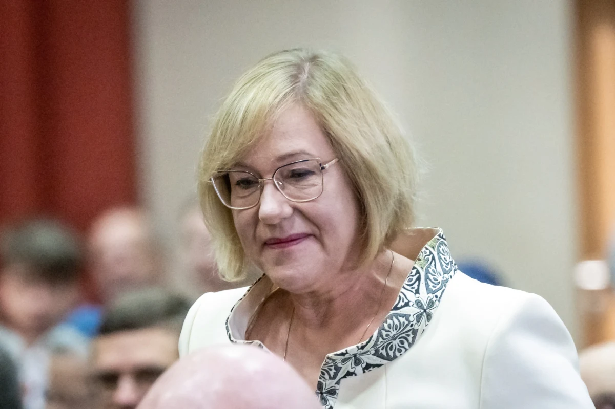 Małopolska kurator oświaty Barbara Nowak została odwołana. Decyzję osobiście ogłosiła w Krakowie minister edukacji. "Czarny czas dla edukacji, średniowiecze, które Wam próbowano zaprowadzić w Małopolsce w postaci pani kurator Nowak, właśnie się skończyło" - powiedziała. Obowiązki kurator przejmie Gabriela Olszowska. 