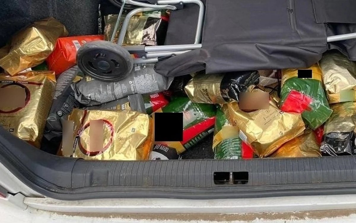 Prawie 30 tys. złotych - to łączna wartość rzeczy skradzionych z dyskontów na terenie całej Polski przez troje obywateli Mołdawii. Ich łupem padała kawa, głównie ziarnista.