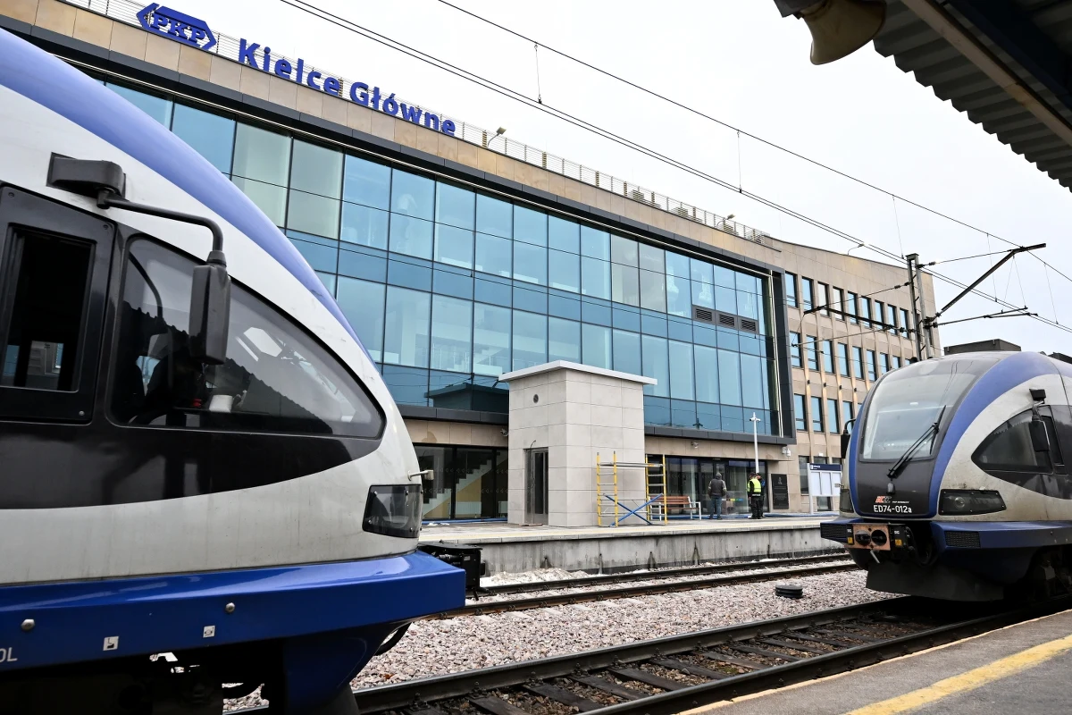 Elewacja ze szkła i piaskowca, wewnątrz jasne ściany i ciemny sufit oraz ściana zieleni - tak wygląda po przebudowie dworzec Kielce Główne. Co ważne jest funkcjonalny, bezpieczny i przystosowany do potrzeb osób niepełnosprawnych. 