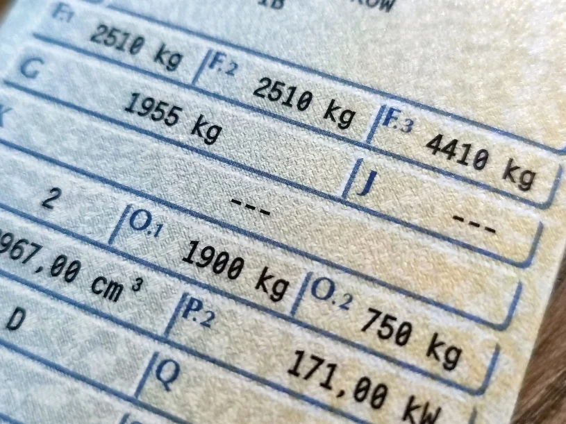 F.3, O.1 i szereg innych. Co oznaczają takie kody w dowodzie rejestracyjnym?