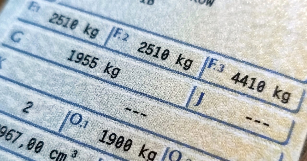F.3, O.1 i szereg innych. Co oznaczają takie kody w dowodzie rejestracyjnym?