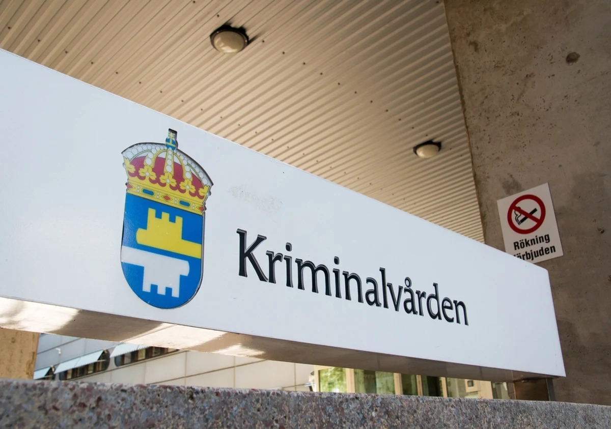 Szwecja zaostrza kary w związku z narastającym problem walk gangów w kraju. To oznacza, że w ciągu najbliższych 10 lat Szwedzi będą musieli potroić liczbę miejsc w więzieniach. Rząd w Sztokholmie stara się znaleźć alternatywne rozwiązania. Niektóre z nich mogą zaskakiwać.