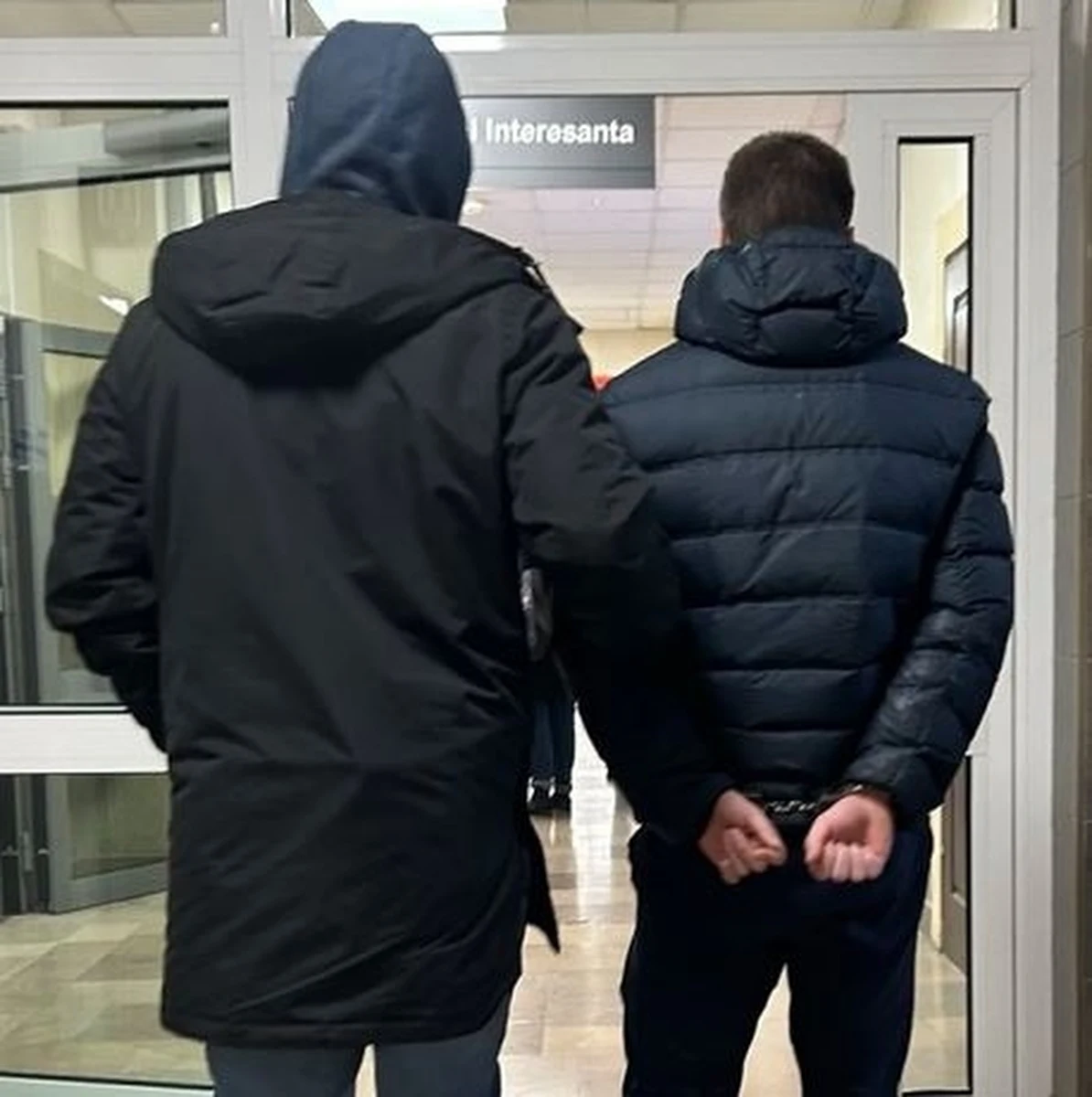 Za spowodowanie ciężkiego uszczerbku na zdrowiu odpowie 21-latek zatrzymany przez policjantów w Łodzi. Kilka dni temu mężczyzna przed jednym ze sklepów pokłócił się ze swoim rówieśnikiem, zadał mu kilka ciosów w głowę, po których poszkodowany bezwładnie upadł na chodnik.