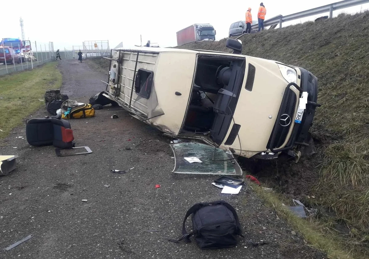 Wypadek z udziałem żołnierzy wojsk specjalnych na autostradzie A1 koło Piotrkowa Trybunalskiego. Z trasy wypadł pojazd, którym jechało trzech komandosów. Jeden z nich został ranny.