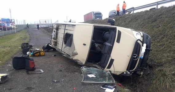 Wypadek z udziałem żołnierzy wojsk specjalnych na autostradzie A1 koło Piotrkowa Trybunalskiego. Z trasy wypadł pojazd, którym jechało trzech komandosów. Jeden z nich został ranny.