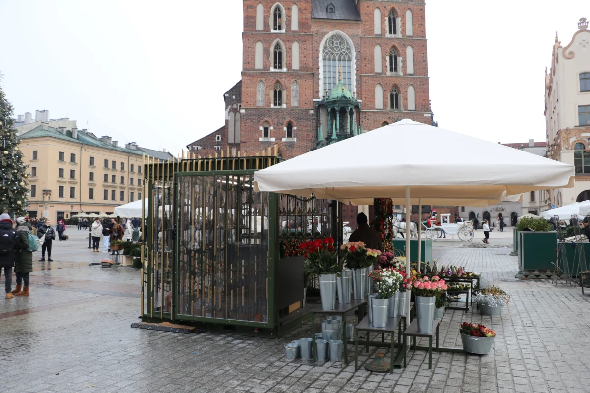 Na krakowskim Rynku Głównym stanęło dziś nowe stoisko dla kwiaciarek. Jego twórcy - co bardzo ważne - uwzględnili sugestie samych zainteresowanych, które opiniowały pomysły  i wprowadzane zmiany. 