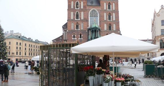 Na krakowskim Rynku Głównym stanęło dziś nowe stoisko dla kwiaciarek. Jego twórcy - co bardzo ważne - uwzględnili sugestie samych zainteresowanych, które opiniowały pomysły  i wprowadzane zmiany. 