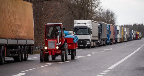 Sąd Okręgowy w Lublinie uchylił w piątek decyzję wójta gminy Dorohusk zakazującą zgromadzenia przewoźników przed przejściem granicznym w tej miejscowości. Oznacza to, że transportowcy od poniedziałku będą mogli znów protestować na drodze dojazdowej do granicy z Ukrainą.