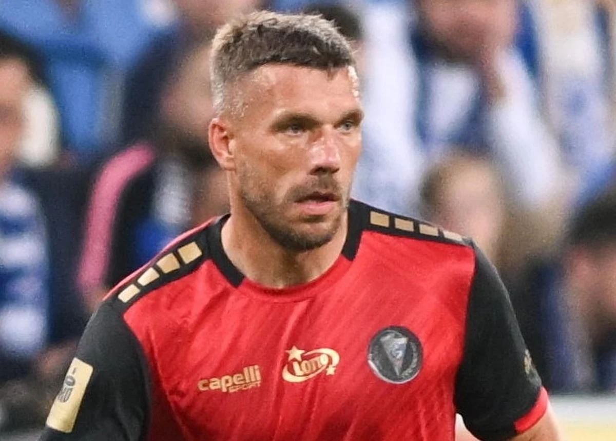 Urodzony w Gliwicach i grający w reprezentacji Niemiec Lukas Podolski miał w swojej karierze oferty z Manchesteru City, Borussii Dortmund i HSV Hamburg. Ale najbardziej lukratywna propozycja przyszła z Chin. "Mogłem zarabiać 50 mln euro rocznie" - przyznał obecny zawodnik Górnika Zabrze.