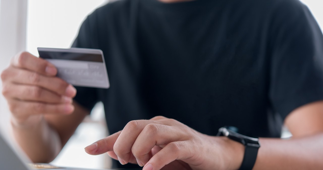 Co zrobić ze zniszczoną kartą płatniczą? Oszuści tylko czekają na ten błąd