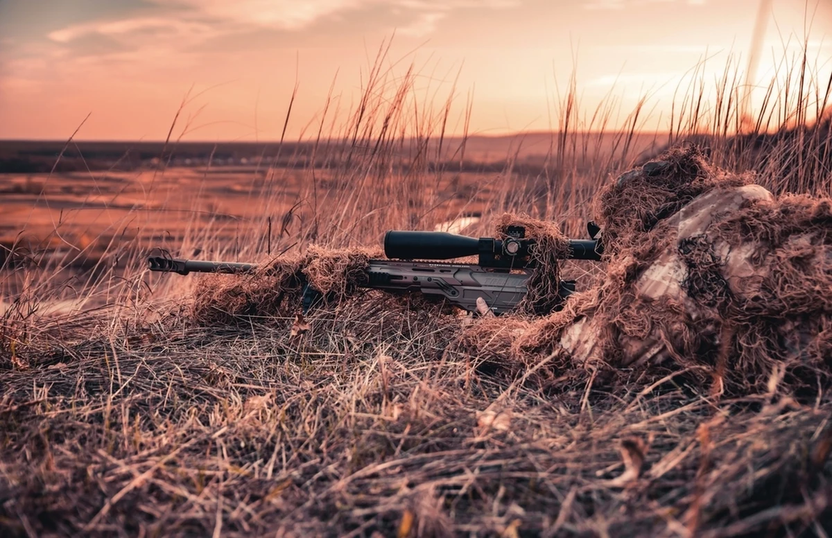 Ma 58 lat. Przed wojną był biznesmenem, a strzelectwo było jego pasją. Wiaczesław Kowalski, snajper 13. Zarządu Głównego Departamentu Kontrwywiadu Wojskowego SBU pobił prawdopodobnie najbardziej makabryczny rekord świata. Służba Bezpieczeństwa Ukrainy ogłosiła, że trafił rosyjskiego żołnierza z odległości 3800 metrów. Użył karabinu Wołodar Obriju, czyli Władca Horyzontu, opracowanego m.in. przez ukraińskich konstruktorów.