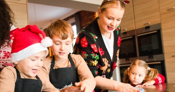 Pieczenie pyszności na świąteczny stół może być doskonałą zabawą. Postanowiliśmy to udowodnić razem z grupą dzieciaków – Emilką, Milenką, Zuzią, Eliaszem i Amadeuszem. Nad małymi kucharzami czuwała Anna Kawa-Kułyk – blogerka kulinarna i finalistka V edycji Masterchefa. Efekty pracy tej wspaniałej drużyny prezentujemy na zdjęciach i filmach!