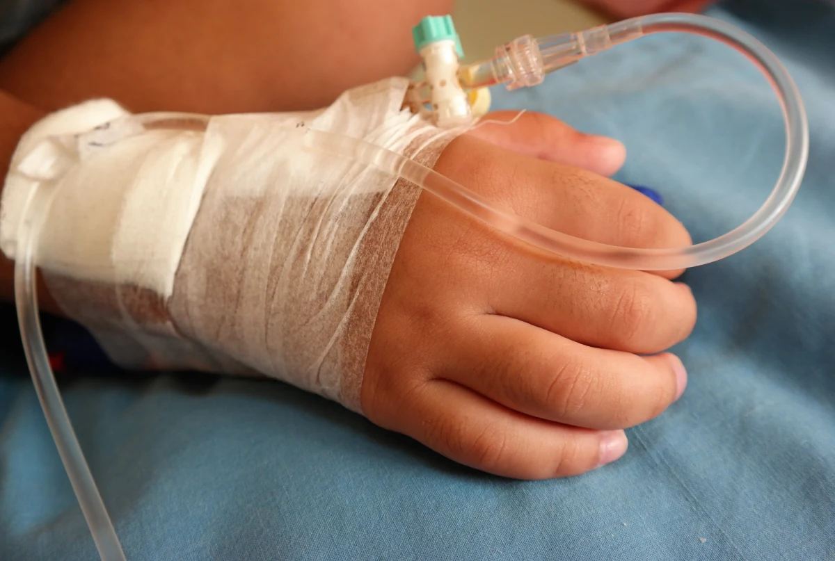 Za bestialskie czyny popełnione na 2,5 letnim dziecku przed sądem w Tarnobrzegu stanie matka chłopca i jej partner. 23-letnia Oksana P. jest oskarżona o pomocnictwo w katowaniu i gwałceniu dziecka. 26-letni Vitalij S. będzie sądzony za usiłowanie zabójstwa małego synka kobiety, w połączeniu ze zgwałceniem ze szczególnym okrucieństwem i znęcaniem się nad chłopcem.