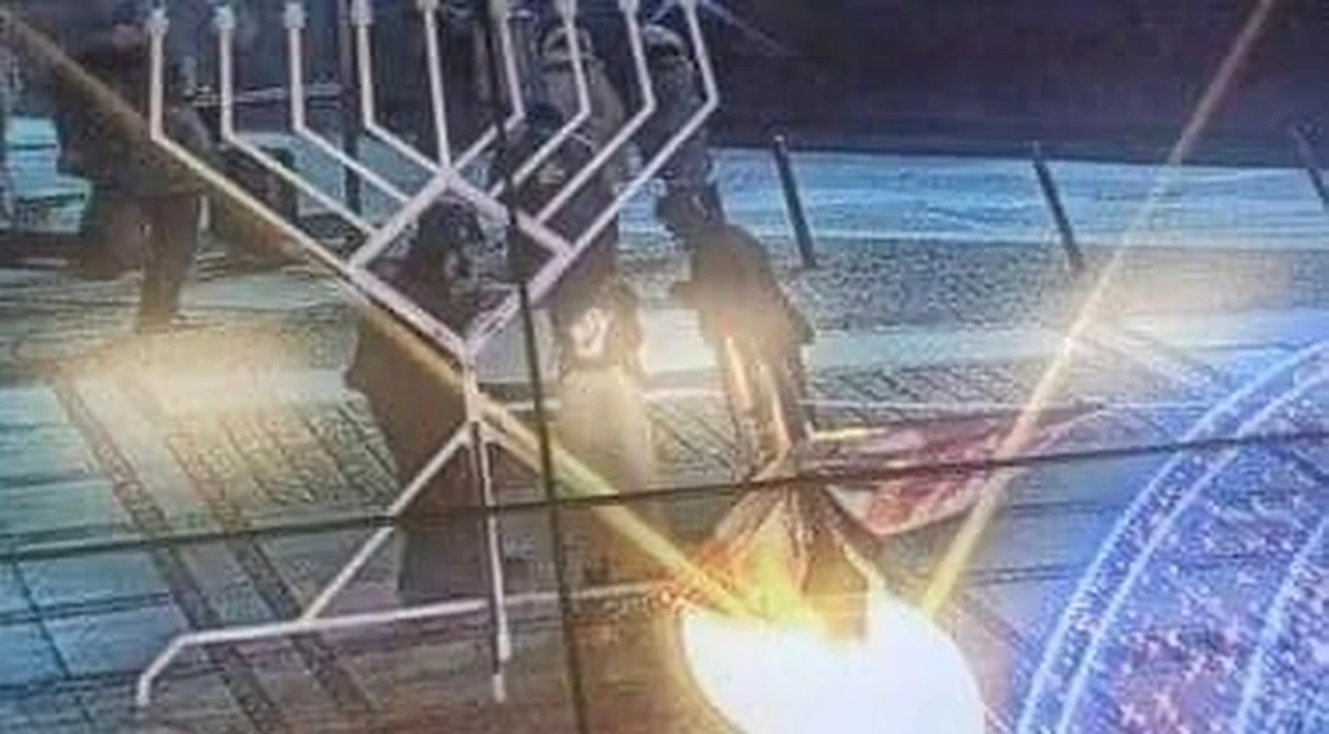 Policjanci z Wrocławia zatrzymali pięciu nastolatków podejrzewanych podpalenie flagi Izraela oraz zniszczenie chanukowego świecznika, stojącego swobodnie na deptaku. "Mimo iż wszyscy sprawcy byli zamaskowani, to odpowiedzą teraz przed sądem rodzinnym i dla nieletnich” – przekazała policja. 