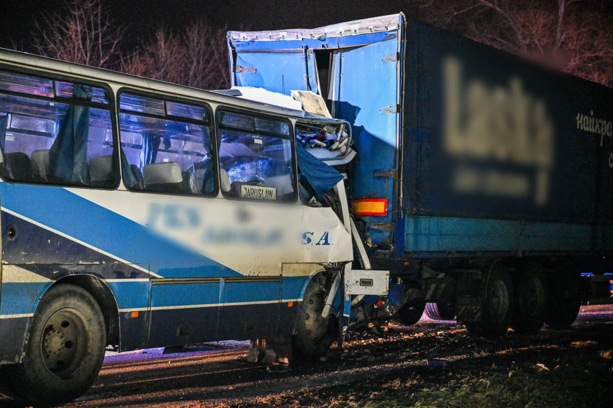 Na drodze krajowej nr 94 w Przeworsku autobus uderzył w tył ciężarówki stojącej w długiej kolejce do granicy. Rannego kierowcę odwieziono do szpitala. 