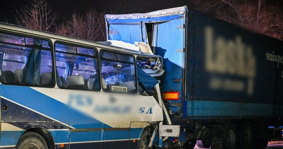 Na drodze krajowej nr 94 w Przeworsku autobus uderzył w tył ciężarówki stojącej w długiej kolejce do granicy. Rannego kierowcę odwieziono do szpitala. 