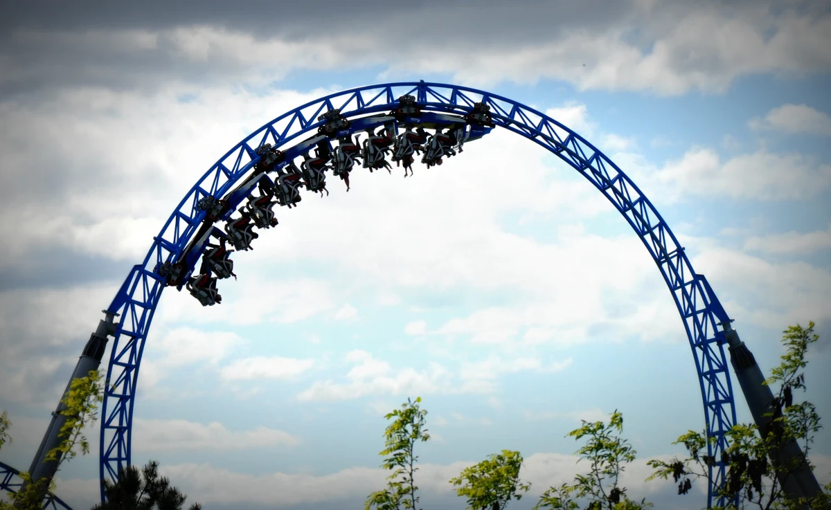 Chwile grozy przeżyły osoby, które odwiedziły park przygód w Osace w Japonii. 32 pasażerów kolejki zawisło głowami w dół - ponad 30 metrów nad ziemią. Konieczna była ewakuacja.