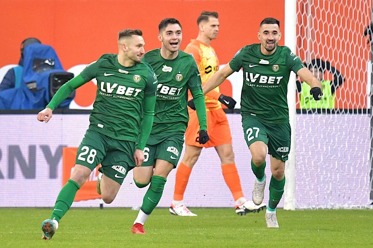 Piłkarze Śląska Wrocław wygrali w Lubinie z Zagłębiem 2:1 i zapewnili sobie pierwsze miejsce w tabeli ekstraklasy po 19. kolejce, ostatniej przed przerwą zimową. Druga Jagiellonia Białystok, która w sobotę zagra z Puszczą Niepołomice, ma do lidera cztery punkty straty.