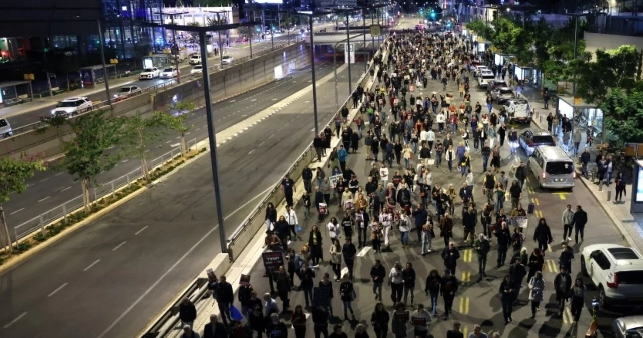 Tłumy protestujących w centrum Tel Awiwu, 15 grudnia 2023 roku