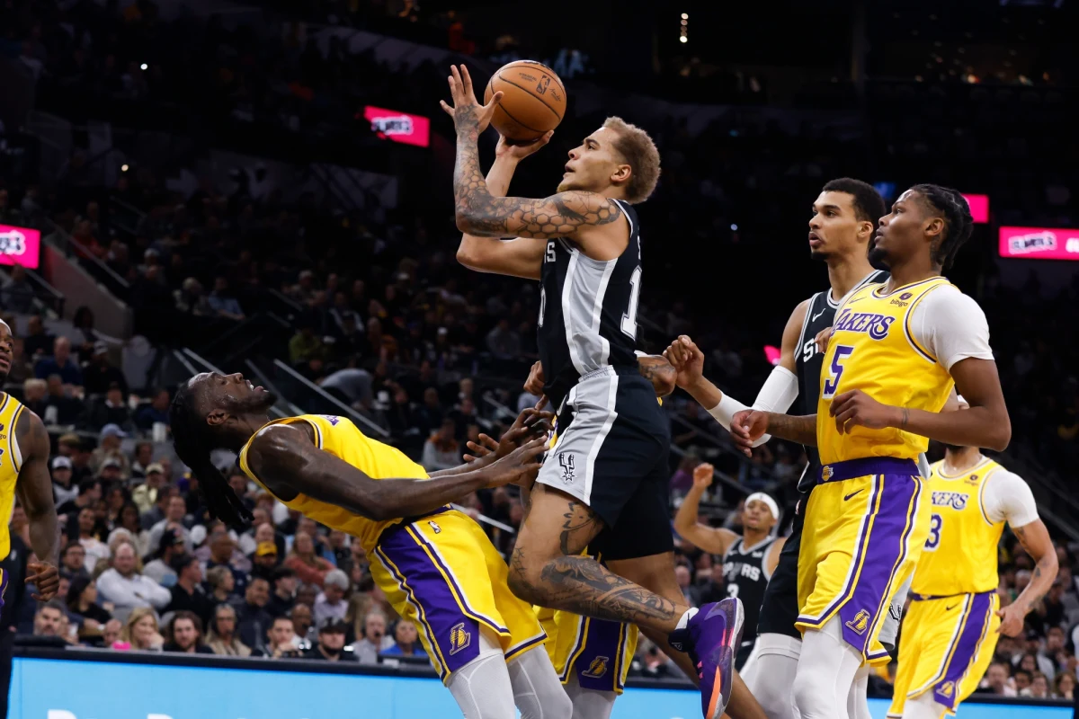 Po 18 porażkach z rzędu, koszykarze San Antonio Spurs w końcu zeszli z parkietu jako zwycięzcy. „Ostrogi” pokonały Los Angeles Lakers 129:115. Jeremy Sochan, pilnujący LeBrona Jamesa, zdobył dla zwycięzców 11 punktów i miał osiem zbiórek.