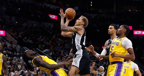 Po 18 porażkach z rzędu, koszykarze San Antonio Spurs w końcu zeszli z parkietu jako zwycięzcy. „Ostrogi” pokonały Los Angeles Lakers 129:115. Jeremy Sochan, pilnujący LeBrona Jamesa, zdobył dla zwycięzców 11 punktów i miał osiem zbiórek.