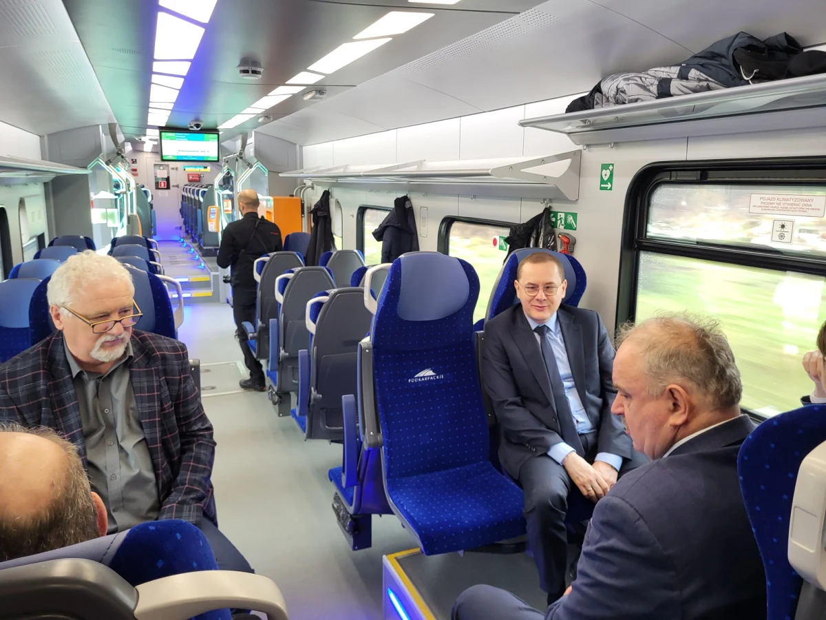 Samorząd Województwa Podkarpackiego testuje właśnie zakupione nowe pociągi hybrydowe, które wyjadą na podkarpackie tory w lutym 2024, a ich obsługą zajmie się największy polski przewoźnik regionalny – Polregio. Wczoraj odbył się pokazowy przejazd nowych pociągów na trasie Rzeszów – Mielec.