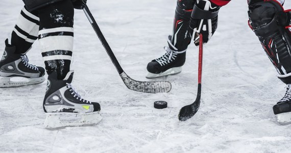 Nie żyje 11-letni chłopiec, w którego szyję we wtorek uderzył krążek hokejowy. Do wypadku doszło na treningu w kanadyjskiej prowincji Quebec.