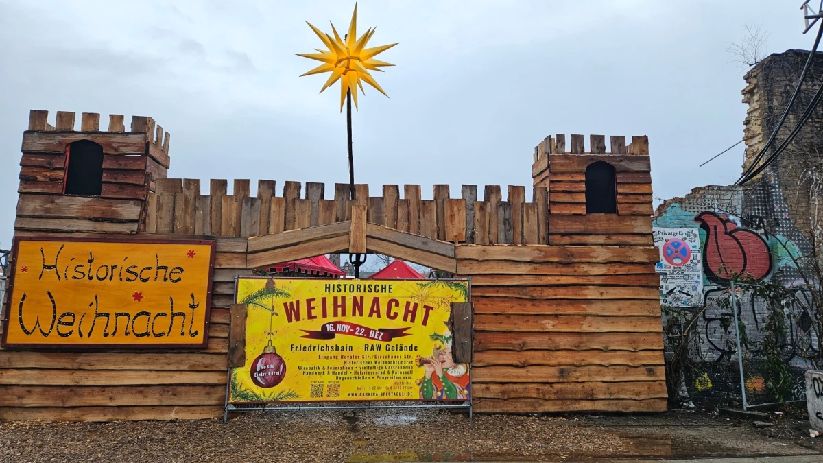 W całym Berlinie można odwiedzić w tym roku ponad 80 świątecznych jarmarków. Większość z nich to pełne światełek i bożonarodzeniowych dekoracji stoiska z currywurstem i grzanym winem. Są też jednak rynki, które znacząco różnią się od pozostałych. Taki jest na przykład średniowieczny jarmark.