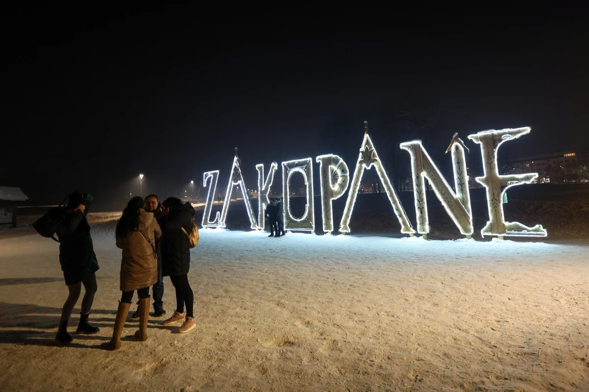 Od soboty na okres świąt oraz ferii zimowych został częściowo przywrócony dojazd do Kuźnic dla komunikacji zbiorowej oraz taksówek – na tymczasowy plac przy pomniku „Prometeusz Rozstrzelany”. W związku z przebudową placu w Kuźnicach, dojazd pod stację kolejki linowej na Kasprowy Wierch nie jest możliwy – informuje Urząd Miasta Zakopane.