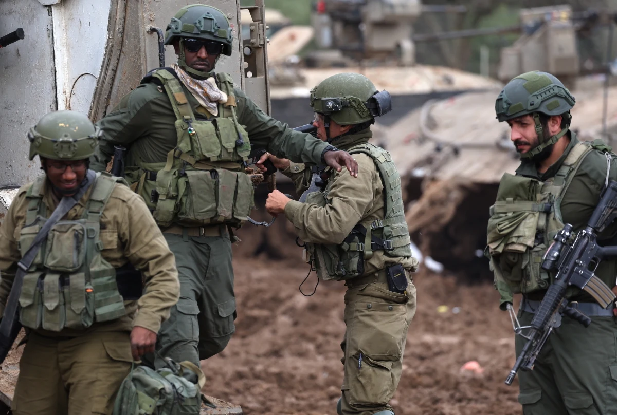 Nie mieli koszulek, a kiedy otworzono do nich ogień, machali białą flagą - Siły Obronne Izraela przekazały nowe fakty w sprawie zabicia przez izraelskich żołnierzy trzech zakładników, którym udało się wydostać z rąk Hamasu. Armia sypie głowę popiołem, twierdząc, że to tragiczne wydarzenie i całkowite naruszenie zasad IDF.