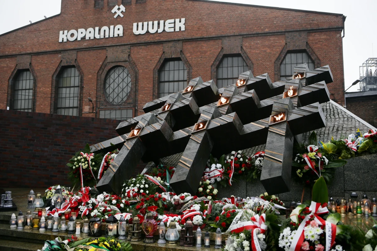 O godzinie 11 w Katowicach rozległ się dźwięk syren alarmowych – w ten sposób uczczono pamięć o dziewięciu górnikach z kopalni Wujek, zastrzelonych przez zomowców podczas pacyfikacji zakładu na początku stanu wojennego.