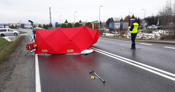 Gorlicka prokuratura przedstawiła zarzuty lekarzowi miejscowego szpitala, który w piątek rano potrącił 50-letniego pieszego w małopolskich Gorlicach. Mężczyzna usłyszał zarzut m.in. spowodowania wypadku ze skutkiem śmiertelnym oraz ucieczki z miejsca zdarzenia.