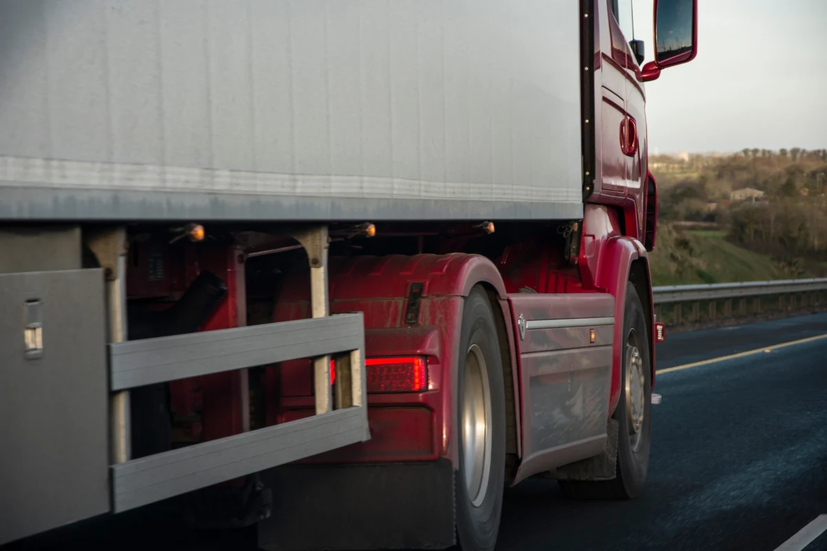 Kierowca ciężarówki, który zmarł na granicy ukraińsko-polskiej oczekując na odprawę na przejściu granicznym w Korczowej, to 38-letni Ukrainiec. "Mężczyzna źle się poczuł i karetką został przewieziony do szpitala w Przemyślu, gdzie zmarł" – poinformowała oficer prasowa policji w Jarosławiu asp. sztab. Anna Długosz.