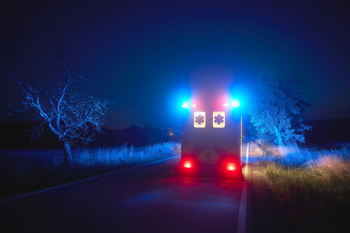 Tragiczny wypadek w miejscowości Czerwona Wieś w powiecie kościańskim w Wielkopolsce. 19-latek zginął w zderzeniu dwóch samochodów na drodze wojewódzkiej 432. Policja po nocnych poszukiwaniach zatrzymała dwóch mężczyzn, którzy uciekli z miejsca zdarzenia. 