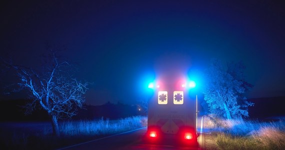 Tragiczny wypadek w miejscowości Czerwona Wieś w powiecie kościańskim w Wielkopolsce. 19-latek zginął w zderzeniu dwóch samochodów na drodze wojewódzkiej 432. Policja po nocnych poszukiwaniach zatrzymała dwóch mężczyzn, którzy uciekli z miejsca zdarzenia. 