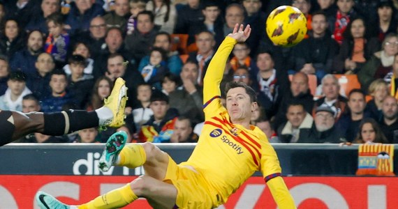Piłkarze Barcelony, z Robertem Lewandowskim w składzie, zremisowali na wyjeździe z Valencią 1:1 w 17. kolejce hiszpańskiej ekstraklasy. 35-letni napastnik rozegrał cały mecz, miał w pierwszej połowie kilka okazji, ale nie zdołał pokonać bramkarza rywali.