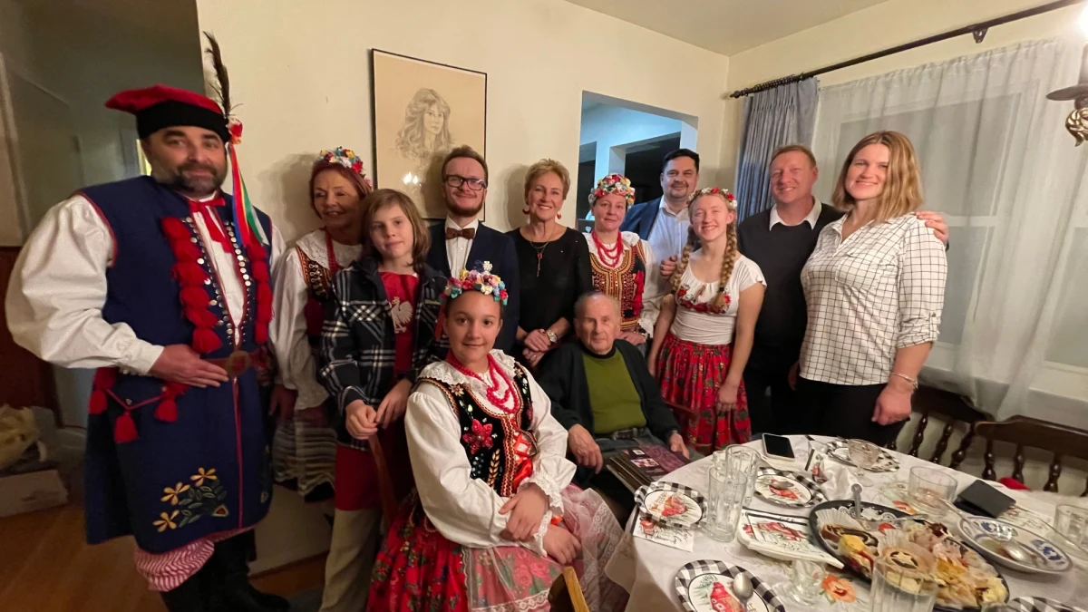 Łzy wzruszenia i szczęścia. Jak mówił pułkownik Romuald Lipiński – to Wigilia jakiej już dawno nie miał. W nocy czasu polskiego do domu weterana spod Monte Cassino dotarł konwój świętego Mikołaja RMF FM. Wraz z naszymi słuchaczami, Polonią Amerykańską i polonijnymi organizacjami zawieźliśmy do jego domu choinkę oraz mnóstwo prezentów. To głównie polskie produkty, które uwielbia weteran. W koszach znalazły się słodycze, soki, pierogi czy polskie wędliny. Na miejsce przyjechała polonijna firma cateringowa, a na stole znalazły się wigilijne potrawy. Kolędy śpiewali przedstawiciele dwóch polonijnych zespołów PKM Polish Folk Dance Ensemble z Filadelfii oraz Wiślanie z Baltimore. Z życzeniami przyjechał też konsul z Waszyngtonu Mikołaj Rychlik. 