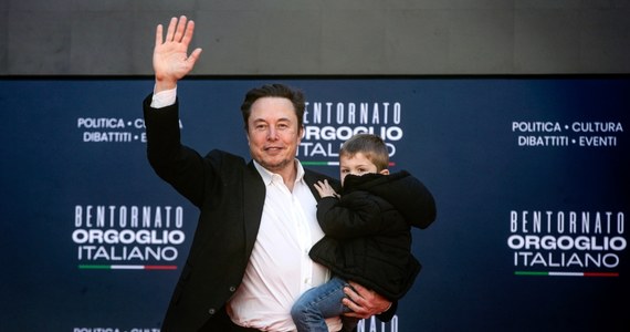 Przedsiębiorca, miliarder Elon Musk został powitany niemal jak gwiazda rocka na politycznym wydarzeniu zorganizowanym w Rzymie przez partię premier Włoch Giorgii Meloni - Bracia Włosi. Tak jego sobotni udział w spotkaniu w Zamku Świętego Anioła oceniają włoskie media dodając, że był to "wielki show".