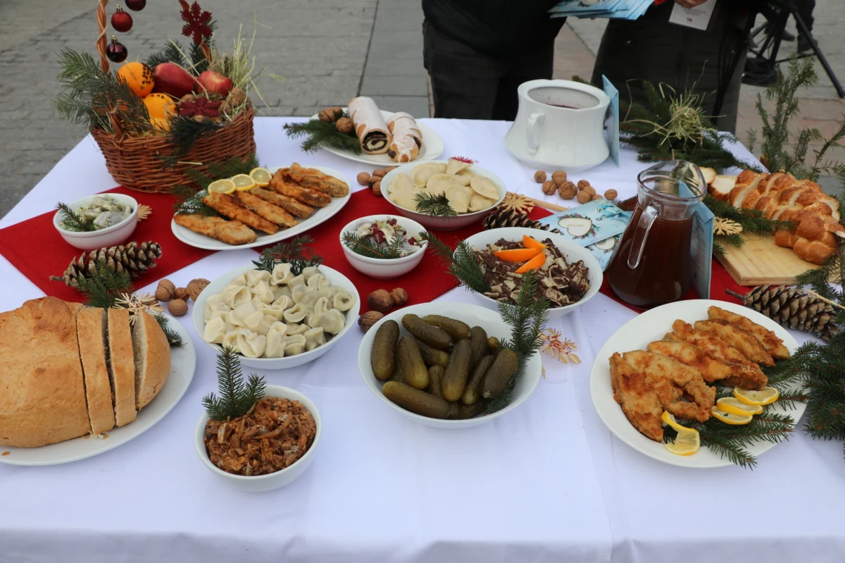 Na Rynku Głównym w Krakowie odbyła się dzisiaj Wigilia dla bezdomnych i potrzebujących. Wydarzenie po raz 27.  zorganizował krakowski restaurator Jan Kościuszko. 