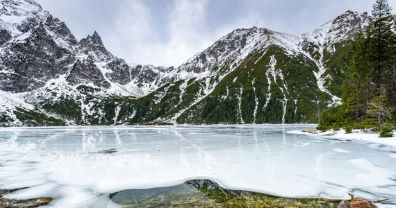 W niedzielę w Tatrach temperatura wzrosła powyżej zera stopni. Na tafli skutego lodem Morskiego Oka pojawiła się już woda, ale mimo to turyści wchodzą na cienki lód. Tatrzański Park Narodowy apeluje, aby poruszać się tylko po szlakach, ponieważ lód może się z łatwością załamać.
