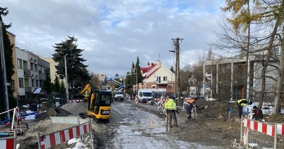 Trwa budowa lewoskrętu z ulicy Żmujdzkiej w aleję 29 Listopada. Z powodu dodatkowych robót i warunków pogodowych prace w tym miejscu przedłużą się do końca stycznia przyszłego roku.