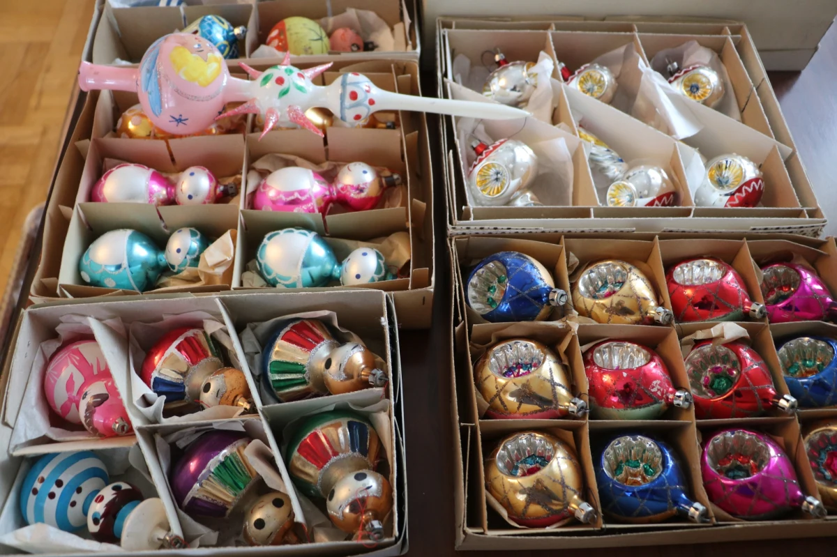 4 tysiące bombek choinkowych z okresu PRL ma w swej kolekcji Dominik Święs z Uścia Gorlickiego. Eksponaty są starsze od niego, bo on sam w tym roku osiągnął dorosłość. Wśród ulubionych są figurki: Kaczor Donald, laleczki, samolociki, parasolka i wiele innych. W jego domu odwiedziła go nasza reporterka Marlena Chudzio. 