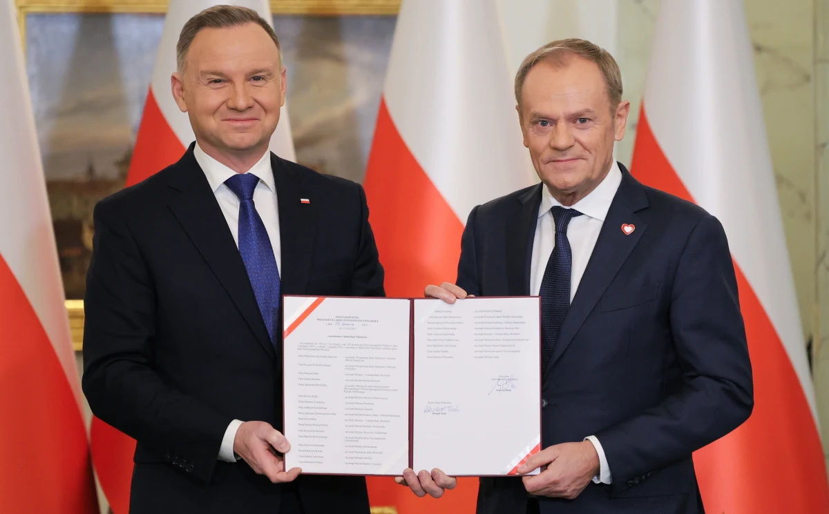 Wydarzenia przyśpieszyły tak bardzo, że dziś trudno już pamiętać, że jeszcze przed tygodniem szefem rządu był Mateusz Morawiecki. Po dwóch miesiącach straconych na urojenia o trzeciej kadencji rządów PiS zastępujący go gabinet niemal z marszu rozstrzygnął sprawy, w których były premier beznadziejnie utknął. Przed rządem Donalda Tuska stoi teraz wyzwanie uchwalenia budżetu. Gdyby nie prezydencko-morawiecka zwłoka, można to było zrobić już kilka tygodni temu.