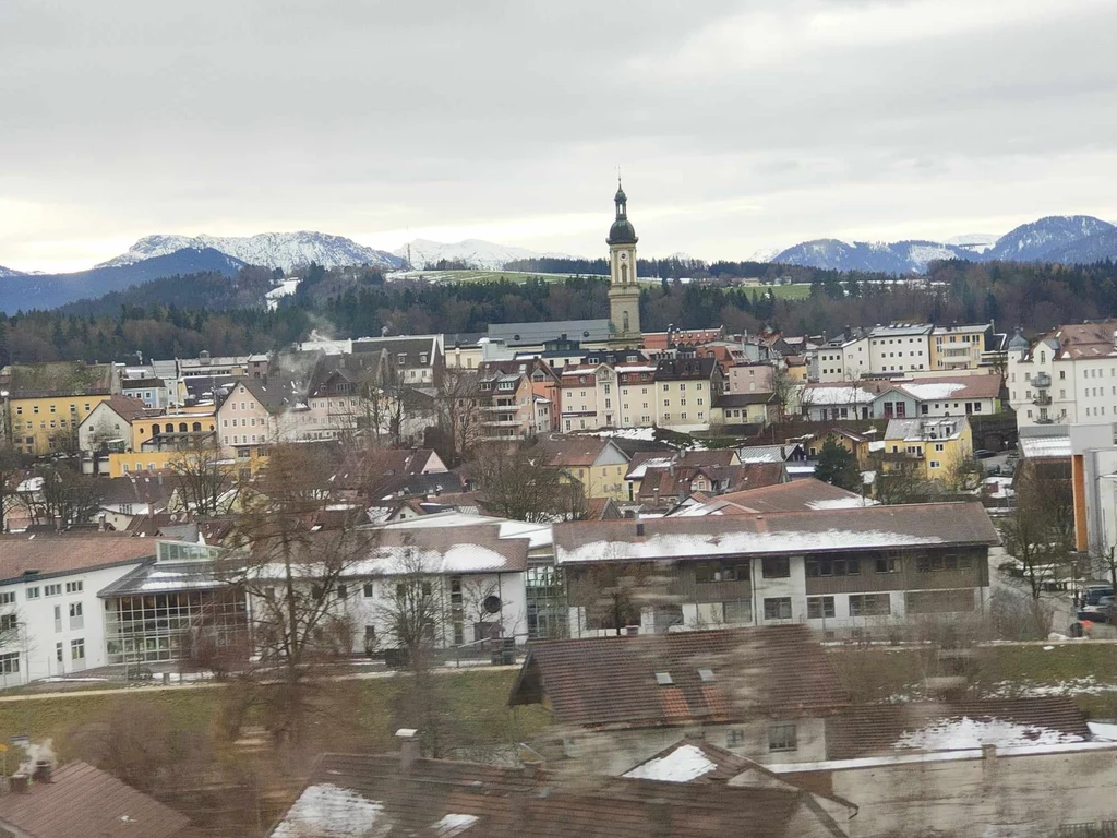 Mijane przez pociąg miasteczko Traunstein